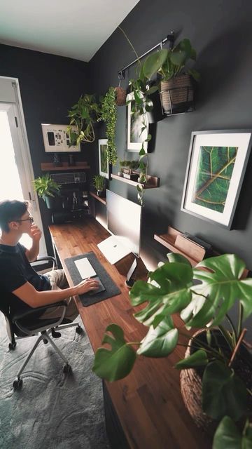 Urban Jungle Bloggers™ on Instagram: "Setting up the plant office for this Friday 👨🏻‍💻🌿💚 📹 by @matdilisio #urbanjunglebloggers" Masculine Office Ideas, Masculine Office Decor, Masculine Home Office Ideas, Victorian Nursery, Home Ideas Kitchen, Plant Office, Masculine Home Office, Masculine Office, Nursery Decor Vintage