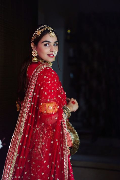 Rajasthani Wedding Dresses and Jewelry for Traditional Vibes Rajputi Look For Wedding, Rajput Bride Royal, Rajputi Baisa Pic, Rajputi Poshak Poses, Marvadi Look, Rajputani Poshak, Rajput Bride, Rajasthani Wedding, Rajput Jewellery