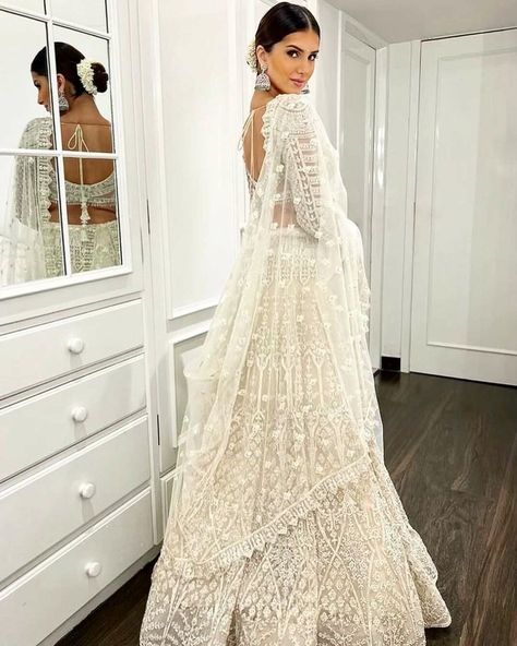 Tara Sutaria looks dreamy in an ivory lehenga set for a wedding! White Indian Wedding Dress, Reception Lengha, भारतीय दुल्हन संबंधी, Lehenga White, Indian Fits, Wedding Fits, Tara Sutaria, White Winter Wedding, Bridal Lengha