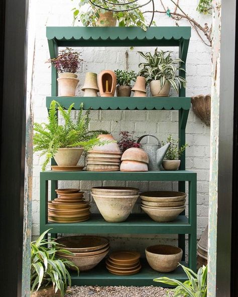 Garden Sheds Ideas, Garden Bench Ideas, Garden Diy Decoration Ideas, Potting Area, Diy Garden Decoration, Garden Potting Bench, Potting Bench Ideas, Potting Bench Plans, Sheds Ideas