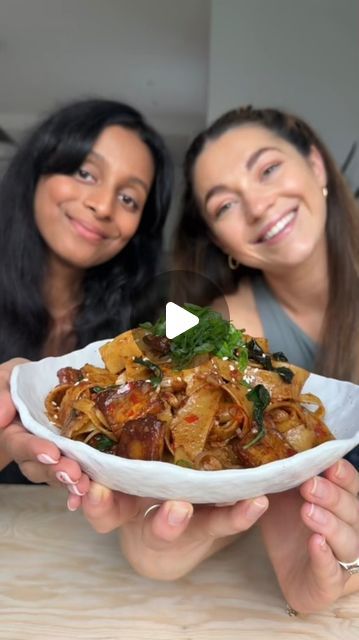 Ramya | vegan chef on Instagram: "PAD KEE MAO (DRUNKEN NOODLES) 🍝🥵 with @issysedgwick 💖

This fusion pad kee mao inspired drunken pappardelle is THE fusion pasta dish you need in your life!! @issysedgwick and I got together to make this gorgeous and tasty noodle dish in just under 30 minutes! More #deats below:

Ingredients 

Vegan beef-style pieces 
1 block extra firm tofu 
2 tbsp corn starch 
1/2 tsp liquid smoke
1 tbsp gravy granules (+some hot water to dissolve)
1 tsp onion powder
1 tsp garlic powder 
1-2 tbsp dark soy sauce (for colour) 

Drunken pasta 
2 servings pappardelle 
2 tbsp neutral oil
2 cloves garlic 
1-2 red chillies
2 shallots 
1.5 tbsp light soy sauce 
1-2 tbsp dark soy sauce 
2 tsp vegan fish sauce 
1 tsp sweetener
2 stalks spring onions 
Splash of pasta water
1 cup Drunken Noodles Vegan, Udon Noodles Vegan, Udon Noodle Recipe Tofu, Vegan Drunken Noodles Thai, Vegan Udon Noodles, Drunken Noodles, Vegan Beef, Vegan Chef, Vegan Fish