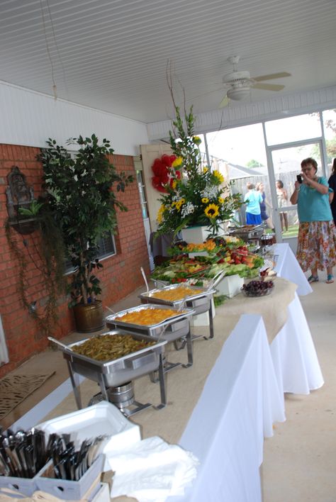 food tables Outdoor Catering Ideas Buffet Tables, Outdoor Food Table Display, Outdoor Food Setup, Buffay Food Table, Buffet Tablescapes, Buffet Table Settings, Wedding Buffet Table, Catering Table, Party Buffet Table