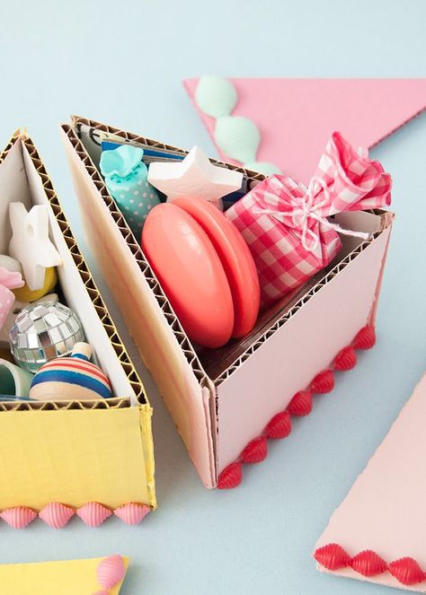 Feb 26, 2020 - Making these recycled party favors is a piece of cake! Barbie Party Favors, Diy Party Bags, Kids Party Bags, Cardboard Cake, Handmade Charlotte, Diy Party Favors, Cadeau Diy, Cake Slice, Barbie Diy