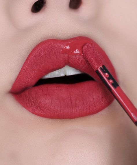 Pretty Lipstick Colors, Colourpop Lipstick, Pink Matte Lipstick, Unique Lipstick, Red Lips Makeup Look, Matte Lipstick Shades, Lipstick For Fair Skin, Lipstick Tutorial, Lipstick Kit