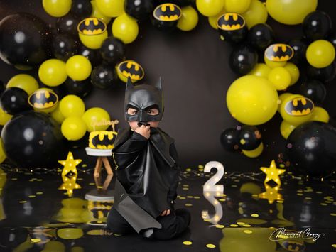 Batman Photoshoot, Batman Party Decorations, Cake Smash Inspiration, Batman Decor, Batman Halloween, Marvel Birthday Party, Batman Theme, Baby Batman, Batman Cake