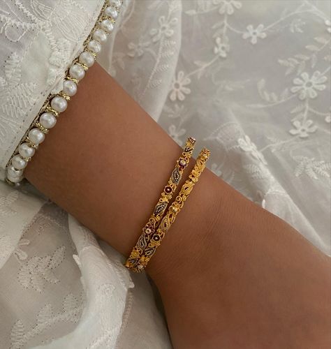 Pakistani Gold Bracelet, Bangles Jewelry Designs Gold Indian, Middle Eastern Gold Bracelet, Gold Indian Bracelet, South Asian Jewelry Aesthetic, Pakistani Gold Bangles, Gold Bangle Aesthetic, Arab Gold Bracelet, Desi Gold Jewellery