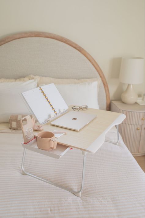 Lap Desk Ideas, Laptop Table Aesthetic, Bed Desk Aesthetic, Bed Table Aesthetic, Work From Bed Setup, Bed Desk Ideas, Aesthetic Bed Tray, Lap Desk Aesthetic, Small Bed Table