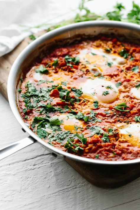 Traditional Shakshuka Recipe, Shakshuka Recipe, Shakshuka Recipes, Egg Dish, Egg Recipes, Healthy Breakfast Recipes, Clean Eating Snacks, Brunch Recipes, Skillet