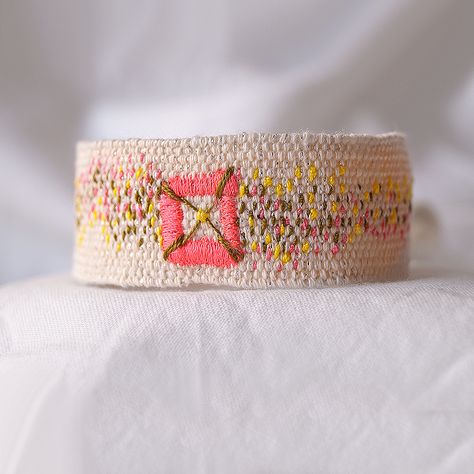 Unusual Bracelets, Woven Bracelet Diy, Jewelry Weaving, Weaving Bracelets, Sundance Style Jewelry, Fabric Cuff Bracelet, Circular Weaving, Weaving Loom Diy, Loom Jewelry