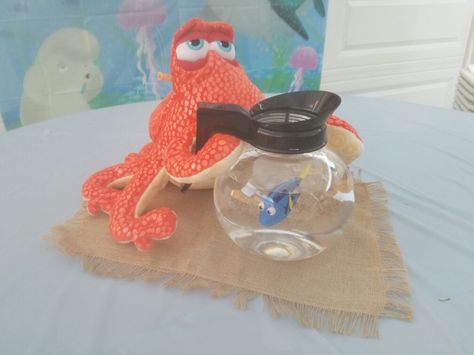 Finding dory centerpiece. Nemo Centerpieces Ideas, Finding Nemo Birthday Party Ideas Centerpieces, Diy Finding Dory Party Decorations, Finding Dory Centerpieces Ideas, Finding Dory Party Favors, Finding Dory Baby, Nemo Baby Shower, Finding Dory Birthday Party, Finding Nemo Baby