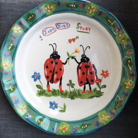 Ceramic Pottery Plate Painting Ideas, Ladybug Pottery Painting, Cute Pottery Plates, Paint Your Own Plate, Ceramics Plates Designs, Painted Plate Ideas, Ladybug Pottery, Plate Ceramic Painting, Drawing On Plates