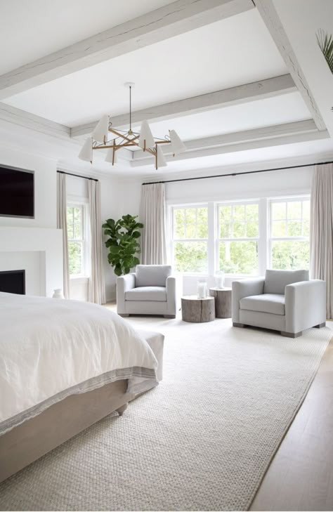 WOODSIDE — Kerri Rosenthal Interiors. #homedecor #interiordesign #bedroomdecor #bedroomdesign #masterbedroom Neutral Bedrooms, Bedroom Seating, Casa Vintage, Neutral Bedroom, Couple Bedroom, White Furniture, Remodel Bedroom, Master Bedrooms Decor, Large Bedroom