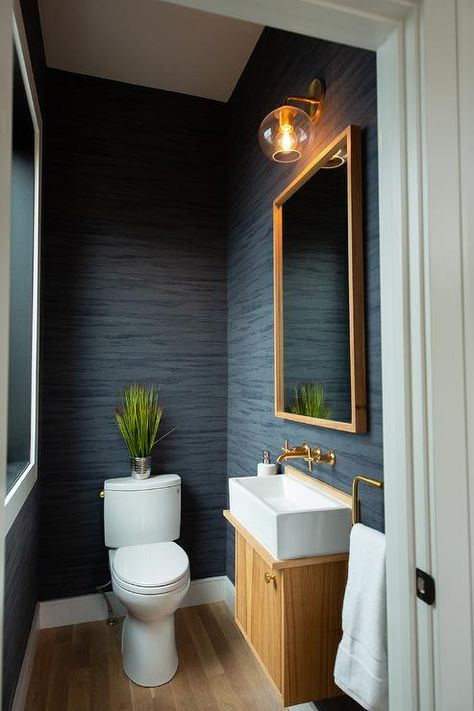 This navy blue bathroom screams sophistication with it's grass cloth looking vinyl walls and brass fixtures. Bathrooms Contemporary, Blue Powder Room, Gray Bathrooms, Marble Basketweave, Blue Bathroom Walls, Navy Blue Bathrooms, Navy Bathroom, Powder Room Remodel, Modern White Bathroom