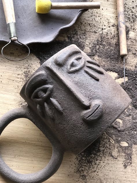 Face Ceramic Mug, Ceramics Projects Mugs, Mugs With Faces Ceramics, Face Mugs Clay, Sculptural Ceramic Mugs, Ceramic Mug With Face, Ceramic Mugs With Faces, Face Mugs Pottery, Face Mugs Ceramic