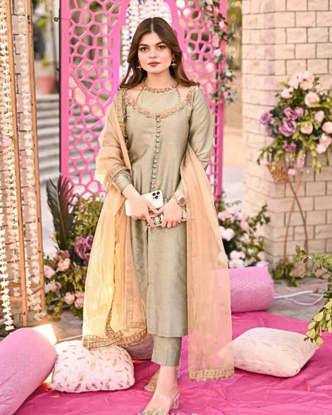 13th Birthday Party, Designer Dresses Elegant, Birthday Party Dresses, Simple Dress Casual, Certificate Background, House Wife, Latest Dress Design, Pakistani Wedding Outfits, Pakistani Fancy Dresses