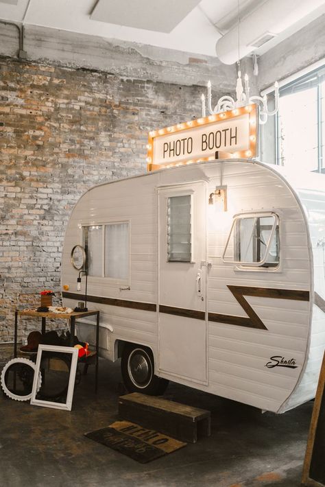 Un camping car vintage comme photobooth de mariage #photobooth #idéesmariage Camper Photo Booth, Camper Bar, Photo Booth Business, Visuell Identitet, Wedding Reception Games, Wedding Theme Ideas, Vintage Camper Remodel, Wedding Reception Fun, Vintage Photo Booths