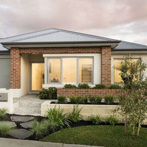 Modern Face Brick House Exterior, Light Brick Facade, Red Brick Bungalow Exterior, Red Brick House Exterior Australia, Modern Brick House Exterior Ideas, Modern Red Brick House Exterior, Brick Facade House, Brick House Facade, Light Brick House