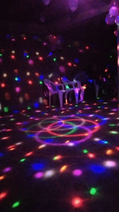 Roller Disco, Disco Lights, Creative Profile Picture, Girl Boss Style, Night Vibes, Funny Phrases, Emo Girls, Best Friends Photos, Friend Photos