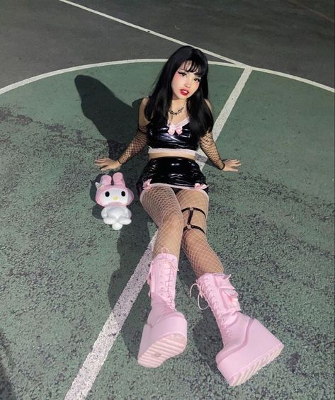 Kuromi Aesthetic Outfit, Soft Goth Outfits, Egirl Aesthetic Outfits, Goth Outfits Aesthetic, My Melody Outfit, Pink Rave Outfit, Black Rave Outfits, Rave Fit, Kawaii Outfit Ideas