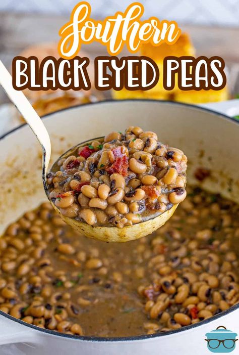 Southern Black Eyed Peas - The Country Cook Southern Black Eyed Peas Recipe, Black Eyed Peas Recipe Crock Pot, Blackeyed Pea Recipes, Southern Black Eyed Peas, Cooking Black Eyed Peas, Black Eyed Peas Recipe, Peas Recipe, Southern Recipes Soul Food, Vegan Side Dishes