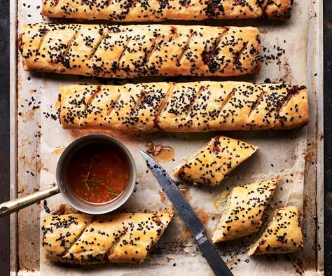 Flavour-packed chicken mince mixture wrapped in gluten-free flaky pastry creates a delightful snack or lunch. Chicken Sausage Rolls, Spicy Chicken Tacos, Homemade Sausage Rolls, Chicken Mince, Sausage Rolls Recipe, Gluten Free Bread Crumbs, Baked Rolls, Sweet Chilli Sauce, Homemade Sausage