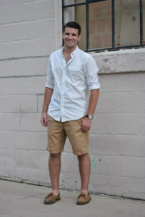 College Fashionista Khaki Shorts Outfit Mens Aesthetic, Sperry Outfit Men Casual, Men’s Dress Shorts Outfit, Men’s Shoes With Shorts, Brunch Outfit Men, Men’s Linen Shorts Outfit, Men’s Khaki Shorts Outfit, Brunch Outfits Fall, Brunch Outfit Spring