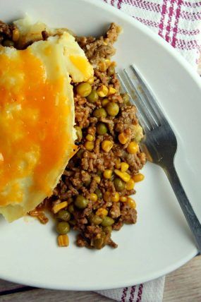 Slow Cooker Shepherd's Pie - Easy Shepherd's Pie Recipe Shepherds Pie Ground Beef, Crockpot Goulash Recipe, Australian Shepherd Art, Traditional Meatloaf Recipes, Shepherd Pie, Turkey Easy, Easy Shepherds Pie, Slow Cooker Ground Beef, Traditional Meatloaf