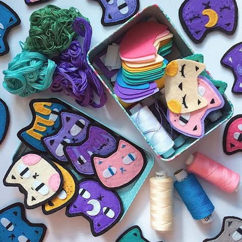 Felt Pins Diy, Felt Plush, Jewerly Organizer, Pastel Cupcakes, Organizer Diy, Mini Jewelry, Kawaii Crafts, Handmade Patch, Pola Amigurumi