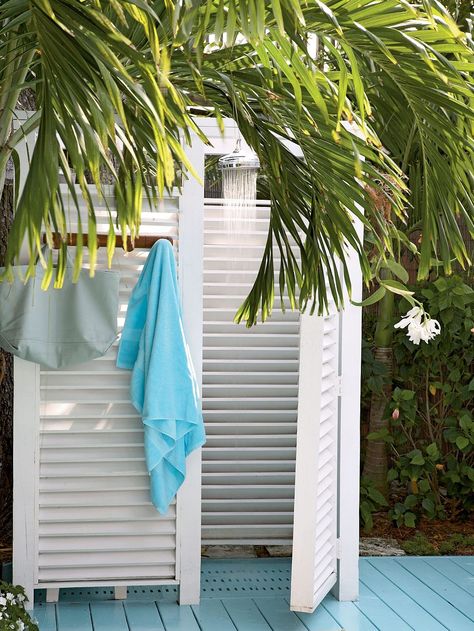 Outdoor Shower Inspiration, Diy Outdoor Shower Ideas, Outside Showers, Outdoor Shower Enclosure, Garden Shower, Outdoor Bath, Shower Inspiration, Outdoor Bathrooms, Casa Exterior