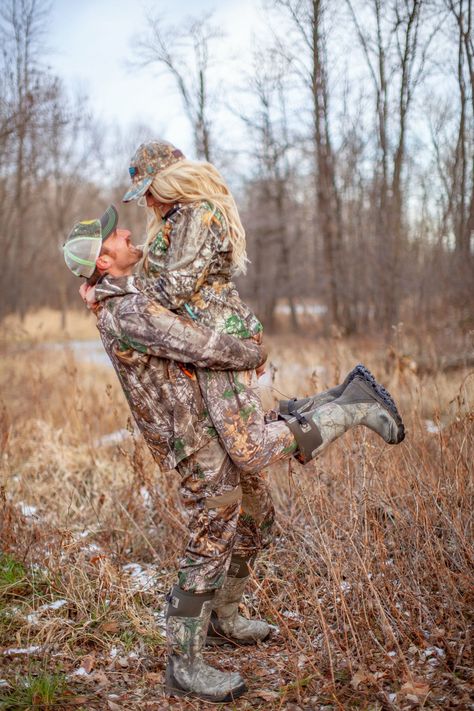 Country Couple Photos, Hunting Couple, Hunting Photography, Country Couple Pictures, Country Relationship Goals, Country Engagement Pictures, Country Relationships, Cute Country Couples, Couple Engagement Pictures