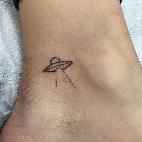 Alien Minimalist Tattoo, Alien Ship Tattoo, Small Spaceship, Cryptid Academia, Tattoo Alien, Spaceship Tattoo, Simple Finger Tattoo, Easy Tattoos, Ufo Tattoo