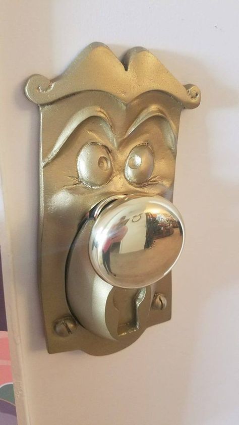 Transport Yourself To Wonderland With This Alice In Wonderland Inspired Door Knob! Disney Bathroom, Casa Disney, Deco Disney, Disney Room Decor, Disney Bedrooms, Alice In Wonderland Inspired, To Wonderland, Disney Rooms, Disney Home Decor