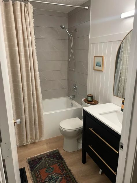 tub shower ideas - Install innovative- storage solutions Small Modern Bathrooms With Tubs, Surround Bathtub Ideas, Shower Remodel With Tub Inside, Shower With Deep Tub, Bathtub Deck Ideas, Update Tub Shower Combo, Alcove Tub With Tile Surround, Bathroom Ideas With Tub Shower Combo, Small Bathroom Remodel With Soaking Tub