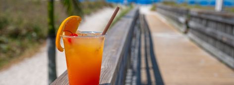 Realtree Wallpaper, Cocktail Specials, Mixed Cocktails, Summer Beverages, Alcoholic Punch Recipes, Sunset Drink, Cocktail Drinks Alcoholic, Yummy Alcoholic Drinks, Summertime Drinks