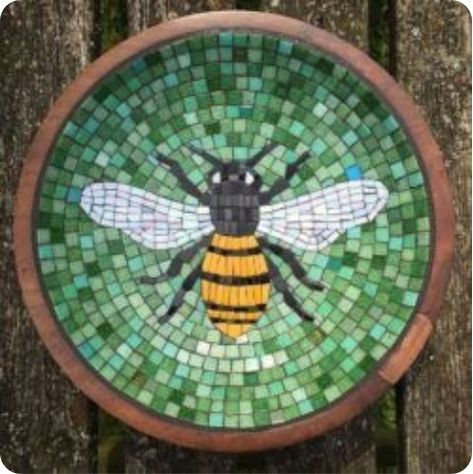 Mosaic Insects, Bee Bathroom, Bee Mosaic, Sunflower Mosaic, Bee Craft, Round Things, Mosaic Tables, Mosaic Birdbath, Mosaic Art Diy