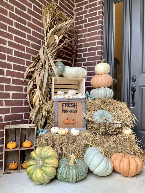 Pumpkin And Hay Bale Display Front Porch, Fall Displays With Hay Bales, Hay Bale Pumpkin Display, Fall Bales Of Hay Decor, Pumpkins On Hay Bales, Fall Front Porch Decor With Hay Bales And Corn Stalks, How To Decorate Hay Bales For Fall, Fall Porch Straw Bales, Straw Bale Fall Decor Porch