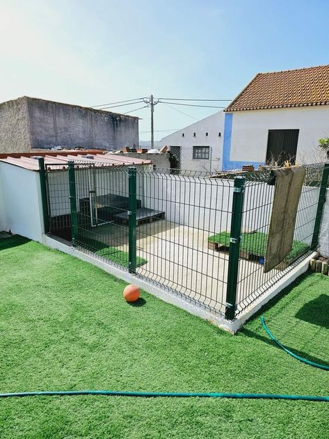 Dog Cage Outdoor, Outdoor Dog Area, Backyard Dog Area, Dog Backyard, Dog Boarding Kennels, Dog Kennel Designs, Dog House Plans, Outdoor Dog House, Dog Yard