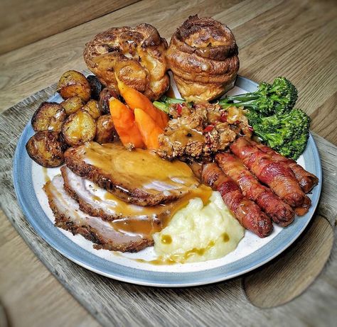 British Roast Dinner, Roast Dinner Sides, English Dinner, Sunday Roast Dinner, Roast Beef Dinner, Hp Sauce, Good Roasts, Meat Dinners, Dinner With Ground Beef