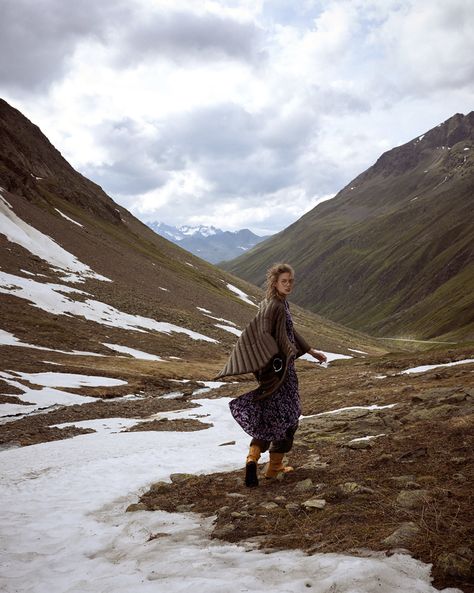 Mountain Editorial, Ranch Photoshoot, Photoshoot Snow, Iceland Fashion, Scotland Fashion, Mountain Fashion, Mountain Photoshoot, Stylist Fashion, Figure Photography