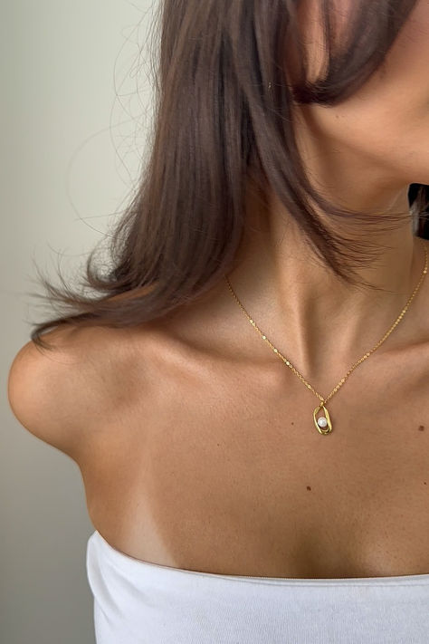 Simple Necklace Aesthetic, Accessories Classy, Jewellery Outfit Ideas, Jewelry Elegant Classy, Classy Necklace Stack, Necklaces Dainty, Gold Jewelry Aesthetic Necklaces, Outfits With Gold Jewelry, Classy Jewellery