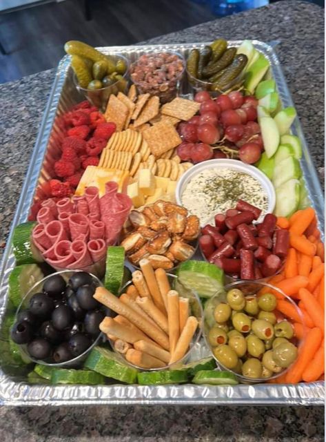 Charcuterie Food, Charcuterie Appetizers, Charcuterie Board Meats, Go Board, Lake House Food, Party Food Buffet, Food Artists, Lake Food Ideas, Charcuterie Inspiration