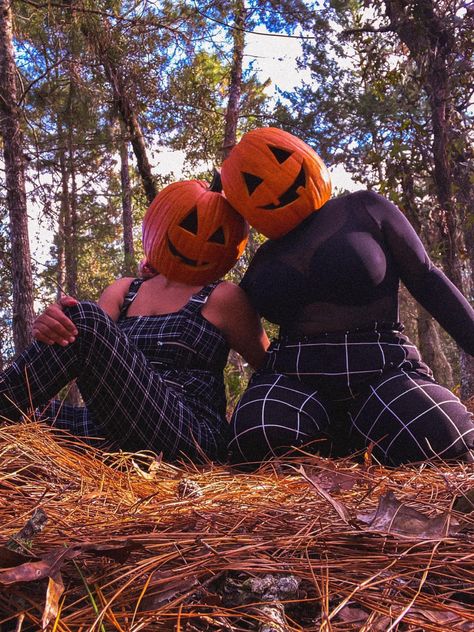 Pumpkin Head Photoshoot Friends Black, Pumpkin Head Photo Shoot Friends, Friend Pumpkin Head Photoshoot, Best Friend Pumpkin Head Photoshoot, Bff Pumpkin Head Photoshoot, Pumpkin Head Photoshoot Friends, Cute Halloween Pictures, Pumpkin Head Photoshoot Smokebomb, Spooky Pictures