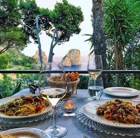 We have great tips for the best restaurants with the most amazing views in Amalfi Coast! #capri #amalfi #positano #sorrento #ravello #italytrip #italyvacation Best Restaurants In Capri Italy, Capri Island Aesthetic, Capri Restaurants, Amalfi Coast Restaurants, Positano Restaurant, Positano Italy Amalfi Coast, Coast Restaurant, Italy Road, Italy Coast