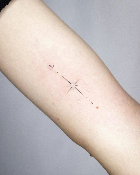 Chest Tattoo Stars, Stardust Tattoo, Compas Tattoo, North Star Tattoos, Small Compass Tattoo, Nice Tattoos, Basic Tattoos, Small Girly Tattoos, Cross Tattoos For Women