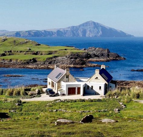 Ireland Houses, Irish Beach, Houses In Ireland, Irish Architecture, Cottage Extension, Ireland Cottage, Gros Morne, Irish Houses, Irish Cottage