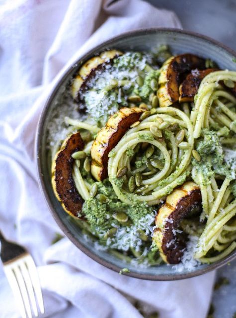 pumpkin seed pesto pasta I howsweeteats.com #pumpkinseed Autumn Pasta, Pumpkin Seed Pesto, Autumn Pasta Recipes, Delicata Squash Recipe, Winter Squash Recipes, Fall Pasta, Delicata Squash, Pumpkin Seed, Winter Squash