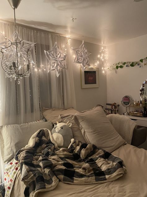 Cozy bedroom inspiration, cozy, warm vibes. Christmas aestetic/decor Neutral Aesthetic Bedroom, Ideas For Teen Girls Bedroom, Christmas Bedrooms Cozy, Bedding Beige, Bedroom Decor Bedding, Room Decor Teen, Bedroom Inspiration Cozy, Dorm Inspiration, Boho Room Decor