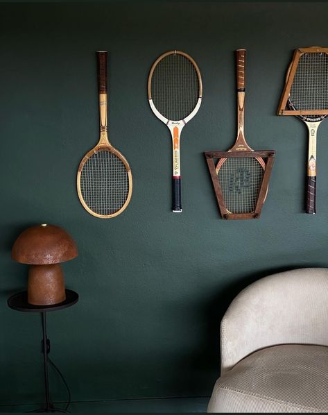 Tennis Rackets On Wall, Old Rackets Decor, Vintage Sports Room Boys, Vintage Tennis Racket Decor Wall Art, Tennis Racket Wall Decor, Vintage Tennis Racket Decor, Tennis Racket Display, Vintage Tennis Aesthetic, Boy Apartment Decor