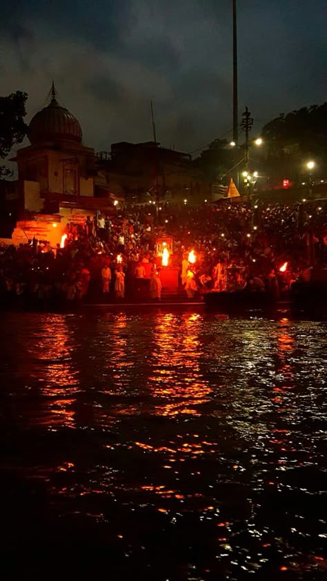 Ganga Aarti Wallpaper, Haridwar Ganga Aarti Photography, Ganga Aarti Haridwar Video, Haridwar Aesthetic Photo, Ganga Aarti Haridwar, Ganga Aarti Rishikesh, Banaras Pictures, Aarti Aesthetic, Ganga Aarti Aesthetic