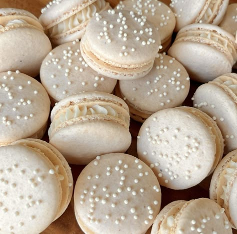 White Macarons Wedding, Engagement Macarons Ideas, Lace And Pearls Party Theme, Bridal Shower Macaroons, White Bridal Shower Desserts, Bridal Shower Baked Goods, Pearl Dessert Table, Wedding Pearl Accents, Pearl Bridal Shower Decorations